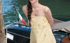 在逃生游戏里挨C